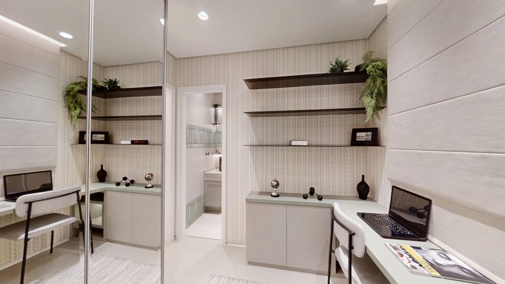 Escritório moderno no decorado do Horizon, empreendimento imobiliário em Guarulhos, com prateleiras, mesa de trabalho, decoração minimalista em tons de bege