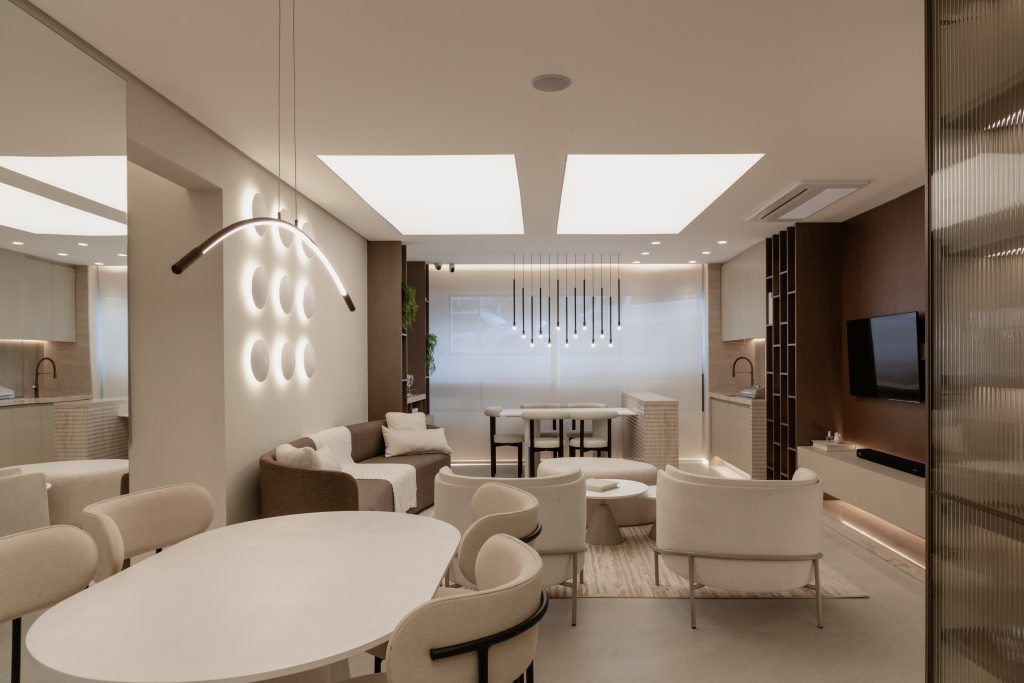 Decorado do Horizon, empreendimento tecnológico em Guarulhos, com uma sala de estar ampla, decoração clean com luzes indiretas e estilo futurista